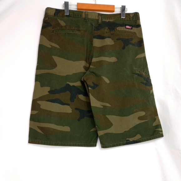 Dickies Other - Dickies multi pocket camo shorts